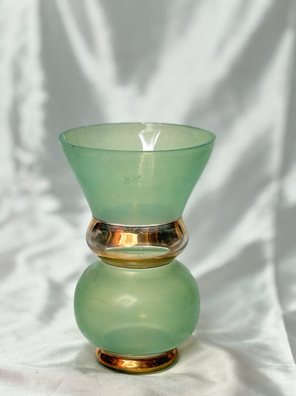 Vintage grüne Glasvase mit Golddekor, Gesamtansicht
