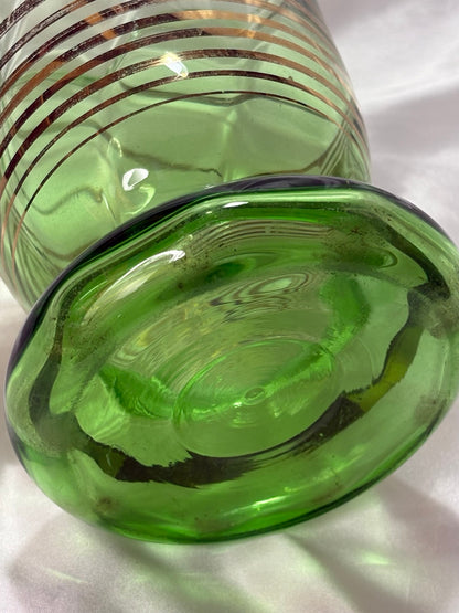 Detail von grünem Standfuß und Golddekor der Vintage Glasvase