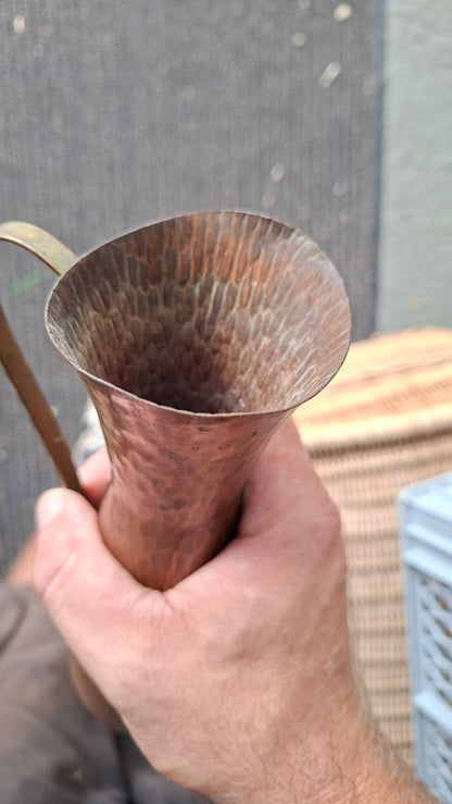 Handgehämmerte Kupfervase, Öffnung und Innenansicht