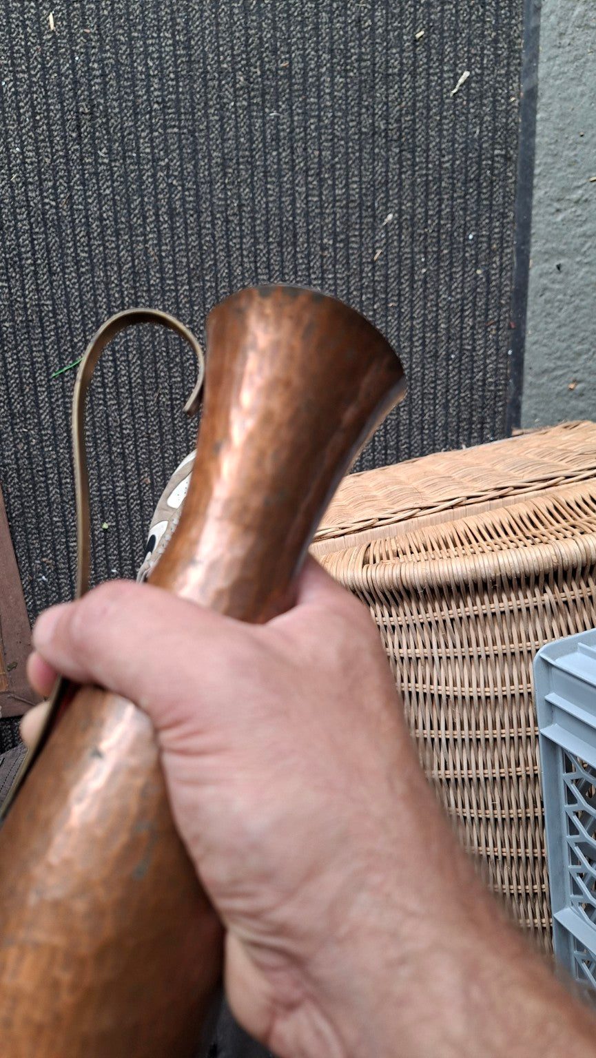 Vintage Kupfervase mit Hammerschlag und langem Henkel