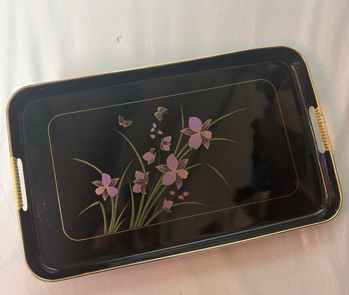 Vintage Lacktablett mit Irisblüten &amp; Schmetterlingen – Schwarz/Gold – 47,5 cm - Artikelbild von Fummel & Gedöns Secondhand-Store