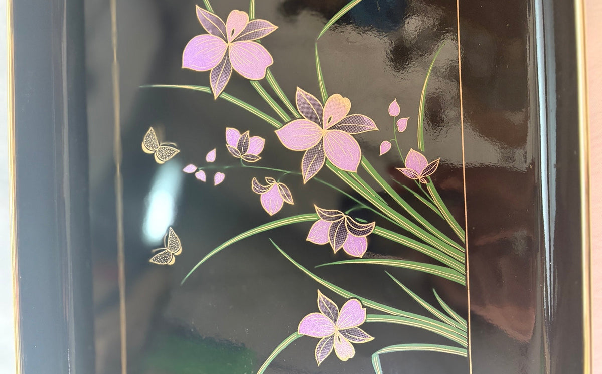 Vintage Lacktablett mit Irisblüten &amp; Schmetterlingen – Schwarz/Gold – 47,5 cm - Artikelbild von Fummel & Gedöns Secondhand-Store