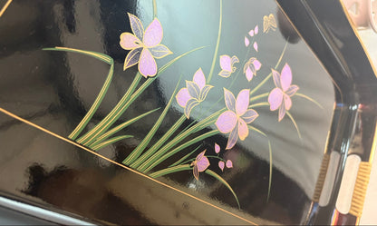 Vintage Lacktablett mit Irisblüten und Schmetterlingen, Dekordetail