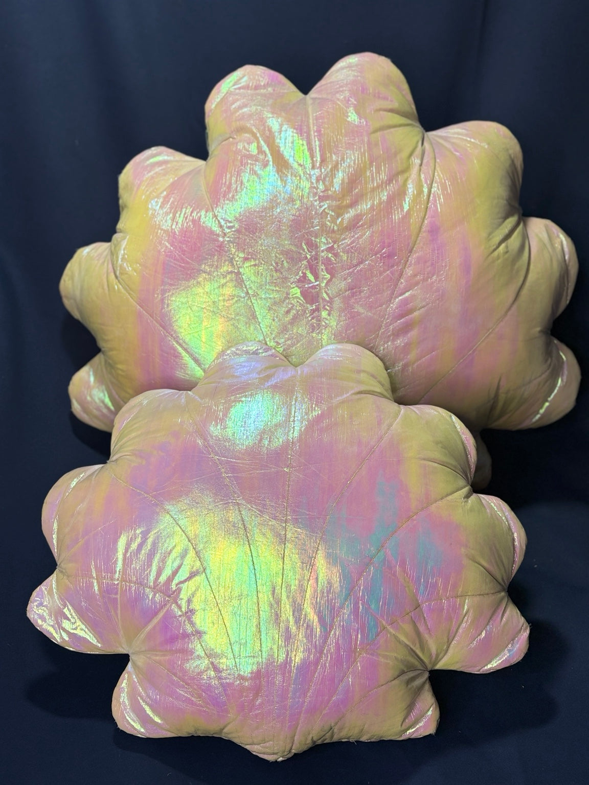 Vintage Muschelkissen Set – irisierend holografisch – 65 &amp; 45 cm - Artikelbild von Fummel & Gedöns Secondhand-Store