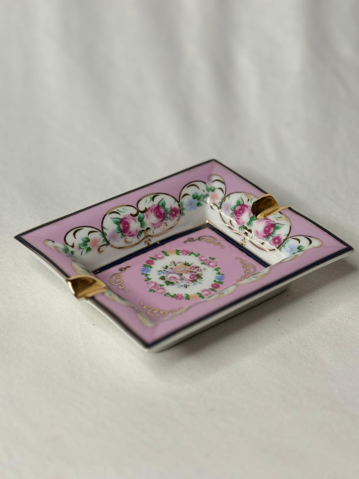 Vintage Porzellan-Aschenbecher rosa mit Rosendekor - Artikelbild von Fummel & Gedöns Secondhand-Store