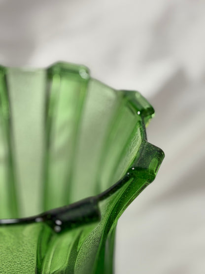 Detail des gezackten Randes der grünen Pressglasvase