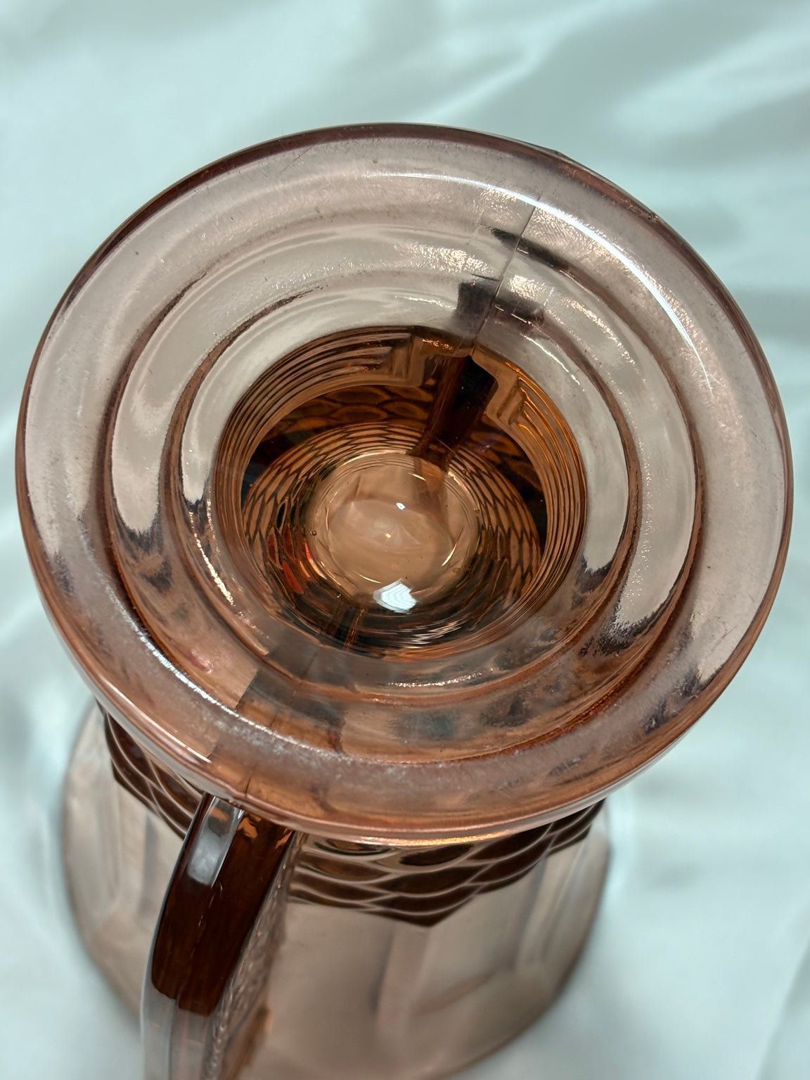Vintage Pressglasvase aus roséfarbenem Glas, Ansicht von oben