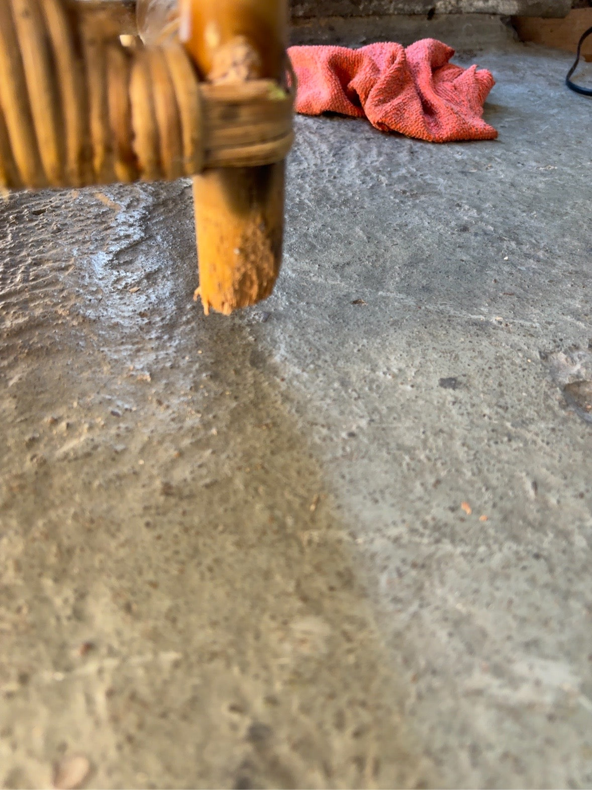 Detail des beschädigten Standfußes der Vintage Rattan-Kommode