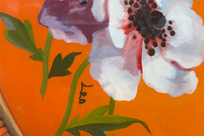 Detail der handbemalten Blumen und Signatur Leo