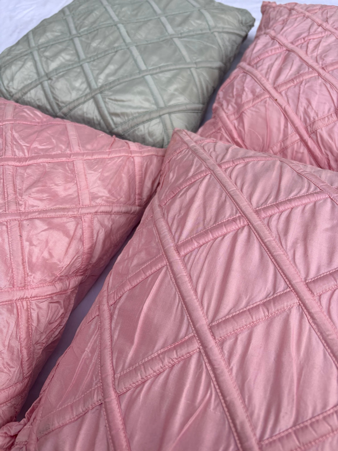 Vier Vintage Satin-Dekokissen in Rosa und Grün, 30 x 30 cm