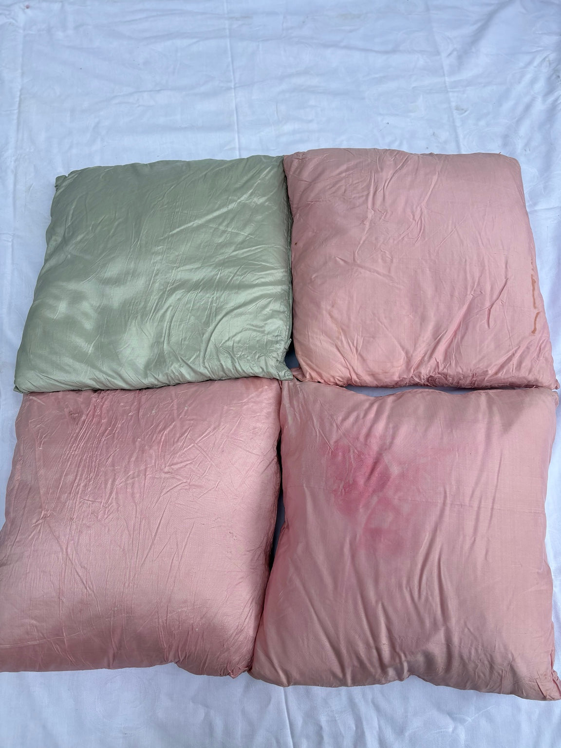Rückseiten der vier Vintage Satin-Dekokissen in Rosa und Grün