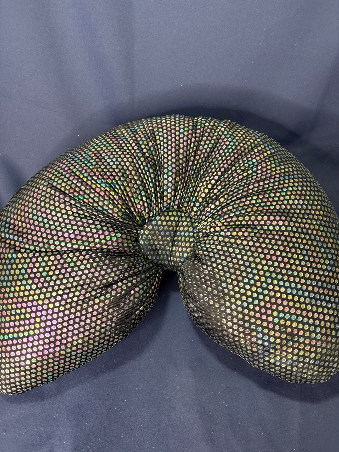 Vintage Schleifenkissen schwarz irisierend Detail