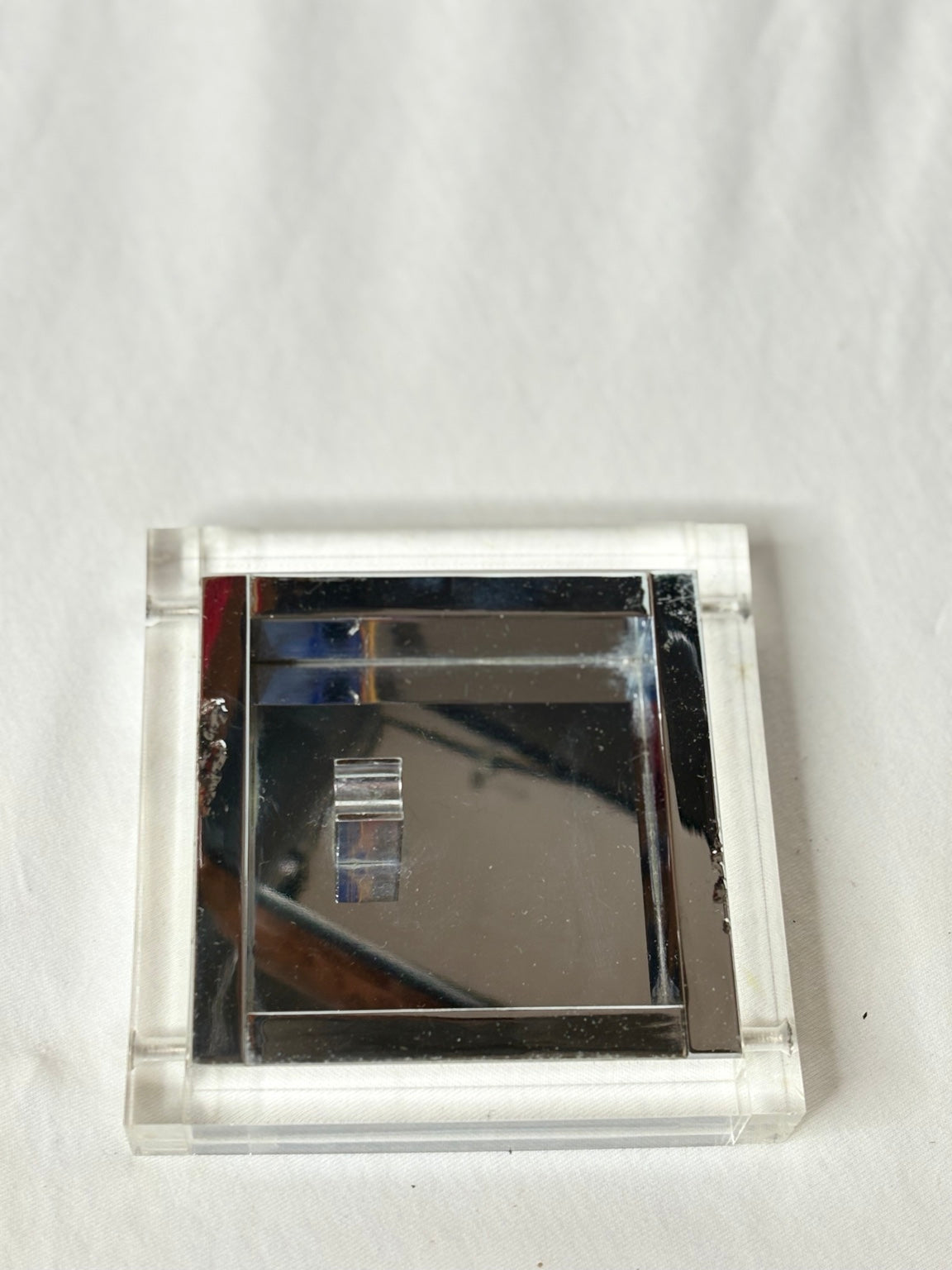 Vintage Space Age Aschenbecher Acryl &amp; Chrom – 1970er Jahre – 12 × 12 cm - Artikelbild von Fummel & Gedöns Secondhand-Store