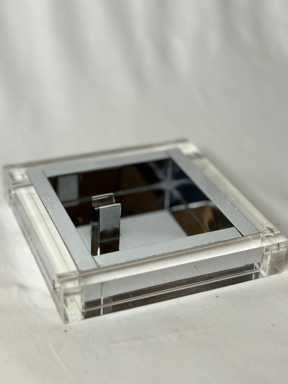 Vintage Space Age Aschenbecher Acryl &amp; Chrom – 1970er Jahre – 12 × 12 cm - Artikelbild von Fummel & Gedöns Secondhand-Store