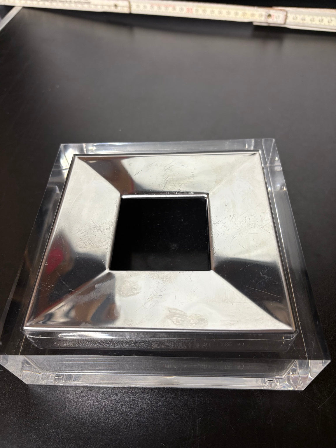 Quadratischer Vintage Aschenbecher aus transparentem Lucite mit Chromabdeckung
