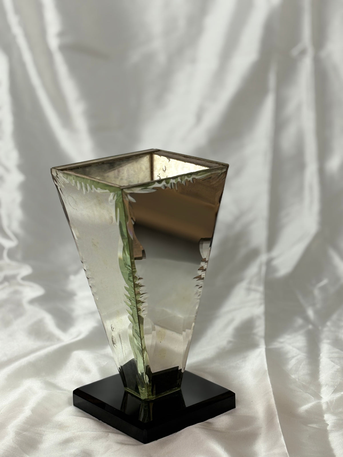 Vintage Spiegelglas-Vase mit Facettenschliff - Artikelbild von Fummel & Gedöns Secondhand-Store