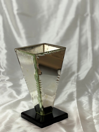 Vintage Spiegelglas-Vase mit Facettenschliff auf schwarzem Sockel