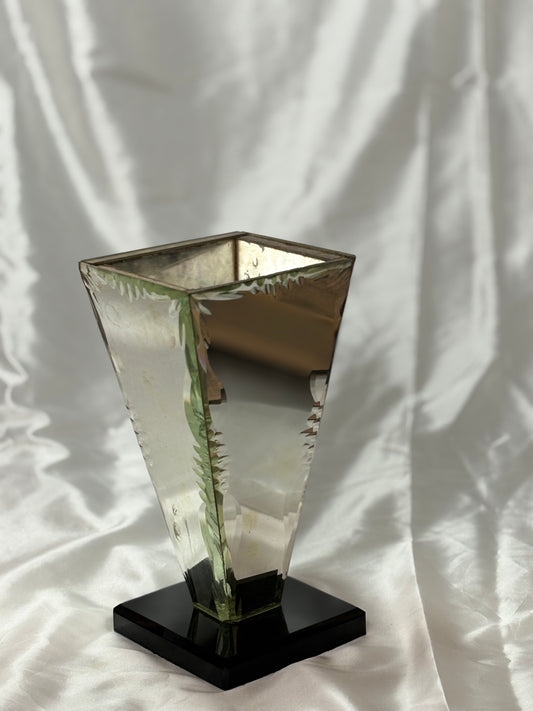 Vintage Spiegelglas-Vase mit Facettenschliff auf schwarzem Sockel