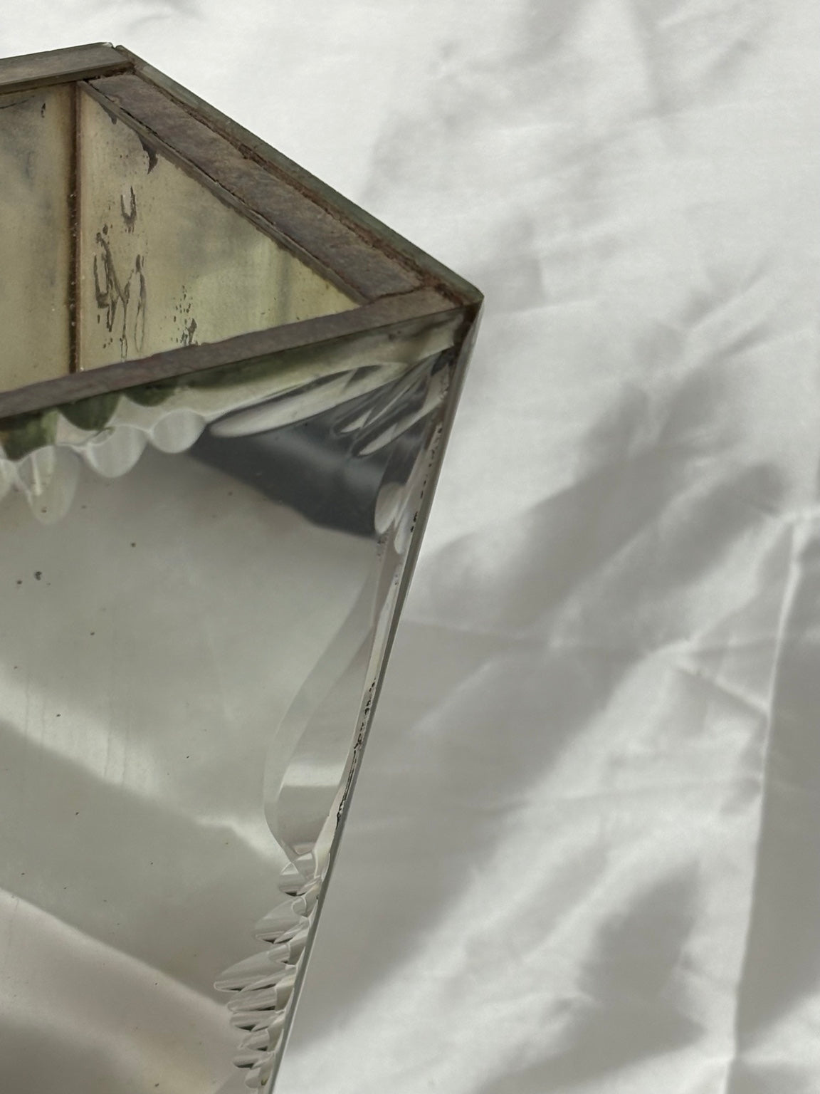 Detail der facettierten Kanten der Vintage Spiegelglas-Vase