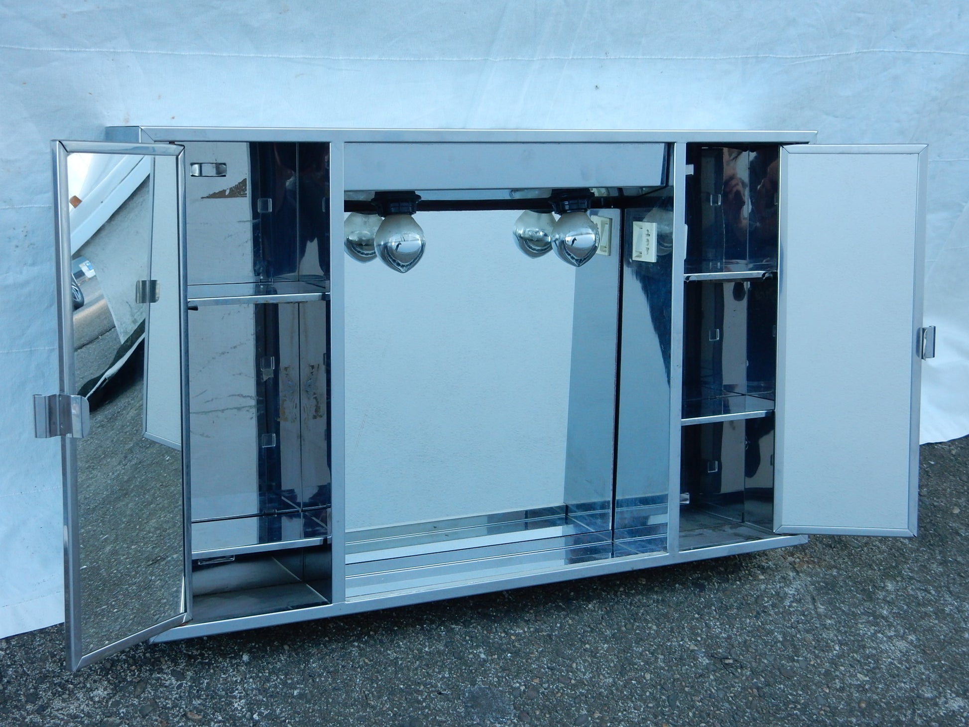 Vintage Spiegelschrank mit Beleuchtung in Chromoptik - Artikelbild von Fummel & Gedöns Secondhand-Store