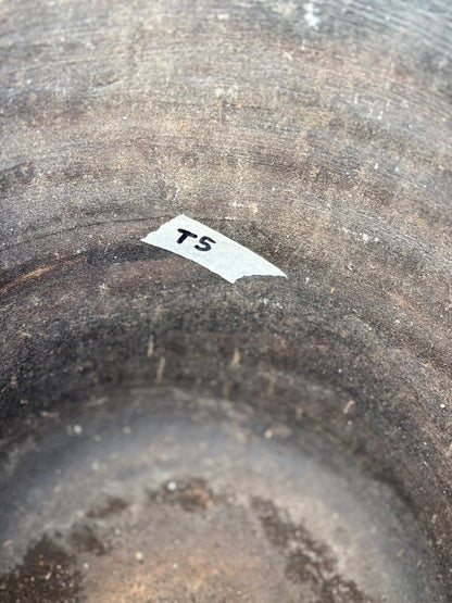 Detailansicht Innenfläche des Terrakotta Pflanzkübels