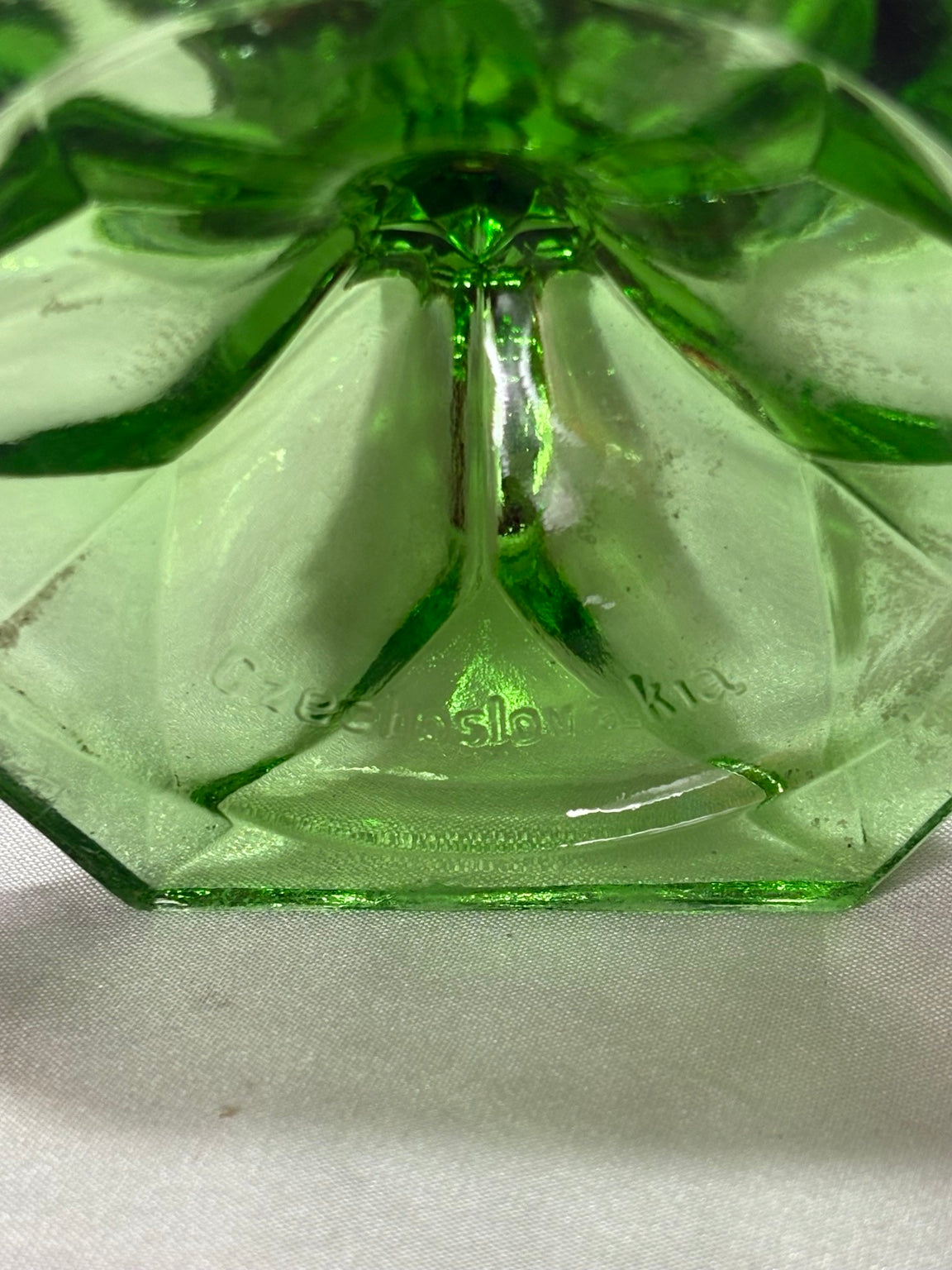 Vintage Walther Glas Vase – grünes Pressglas – 21 cm - Artikelbild von Fummel & Gedöns Secondhand-Store